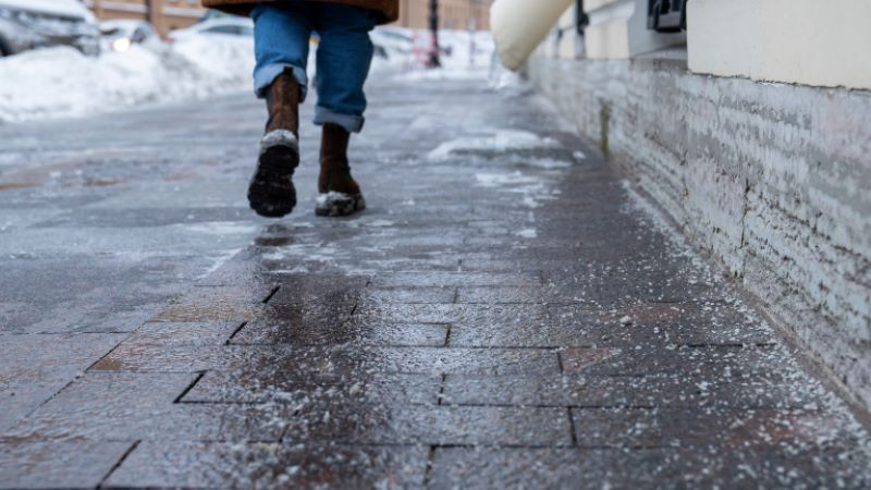 Заледени тротоари пратиха стотици в травматологиите